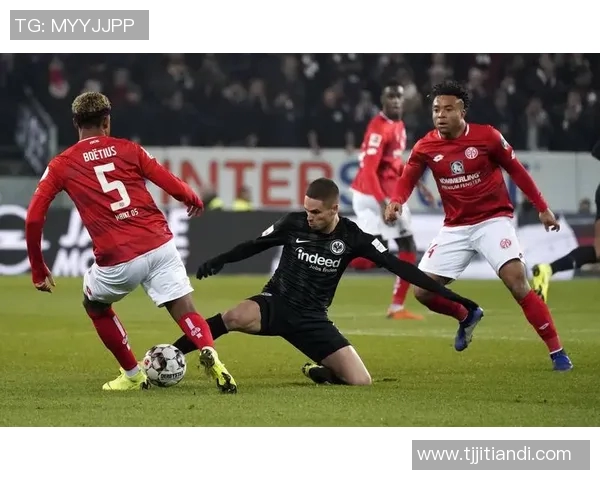 防守足球的艺术与策略解析如何在比赛中构建坚固防线提升球队整体实力